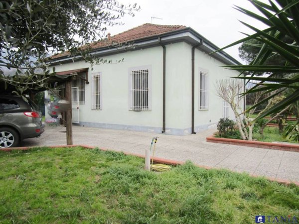 casa indipendente in vendita a Carrara in zona Fossone