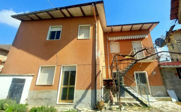 casa indipendente in vendita a Carrara in zona Miseglia