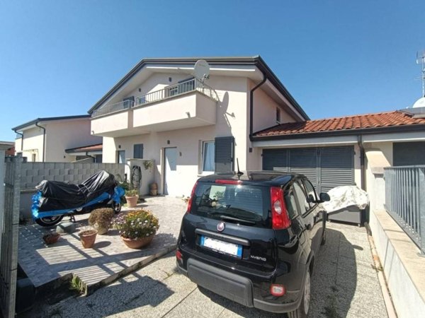 casa indipendente in vendita a Carrara in zona Avenza