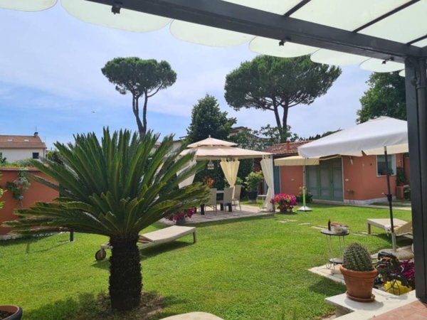 casa indipendente in vendita a Carrara in zona Marina di Carrara
