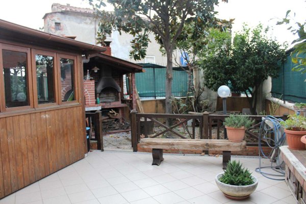 casa indipendente in vendita a Carrara in zona Avenza