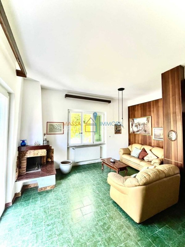 casa indipendente in vendita a Carrara in zona Marina di Carrara