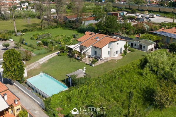 casa indipendente in vendita a Carrara in zona Marina di Carrara