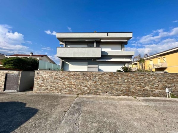 appartamento in vendita a Carrara in zona Marina di Carrara