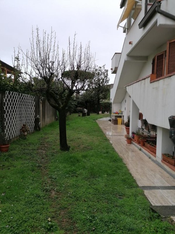 casa indipendente in vendita a Carrara in zona Battilana