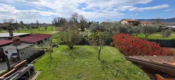 casa indipendente in vendita a Carrara in zona Battilana