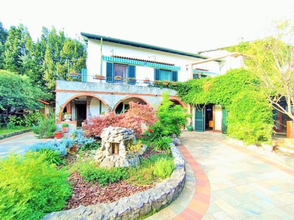 casa indipendente in vendita a Carrara in zona Stadio