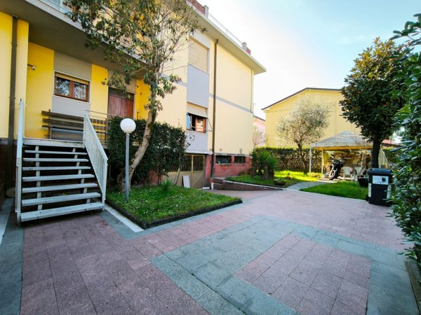 casa indipendente in vendita a Carrara in zona Marina di Carrara