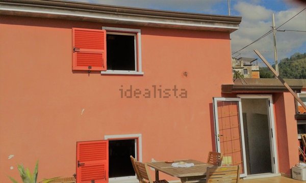 casa indipendente in vendita a Carrara in zona Fossola