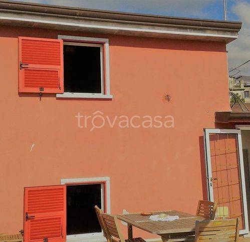 casa indipendente in vendita a Carrara in zona Fossola
