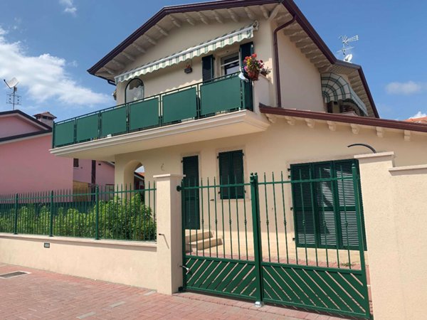 appartamento in vendita a Carrara in zona Marina di Carrara