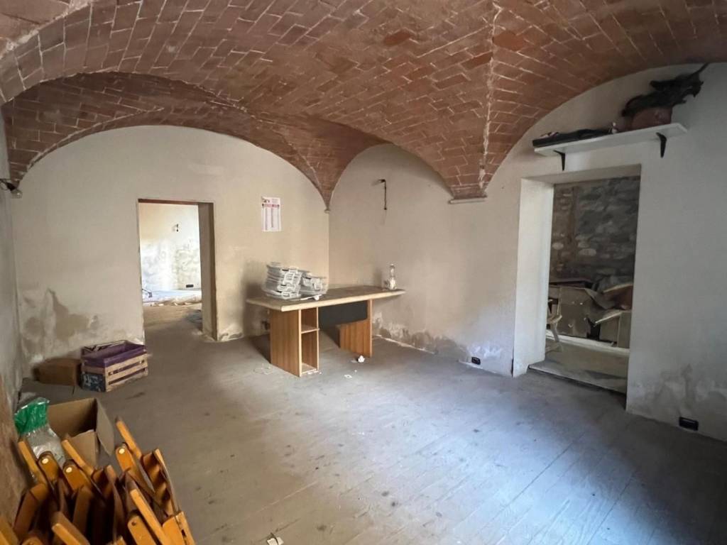 locale di sgombero in vendita a Carrara in zona Avenza