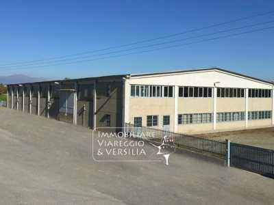 locale di sgombero in vendita a Carrara
