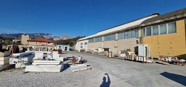 capannone in vendita a Carrara in zona Avenza
