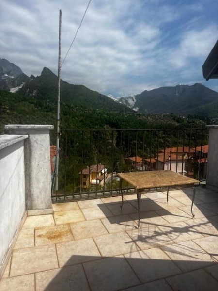casa semindipendente in vendita a Carrara in zona Sorgnano