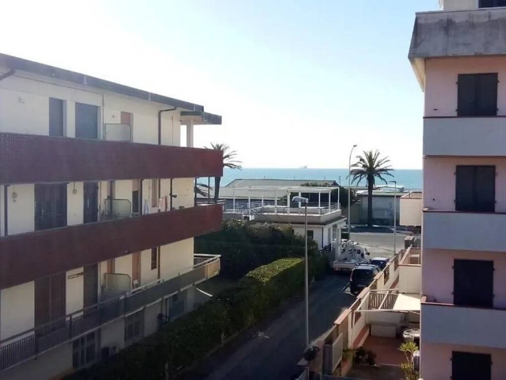 appartamento in vendita a Carrara in zona Marina di Carrara
