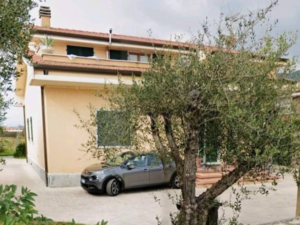 casa indipendente in vendita a Carrara in zona Avenza