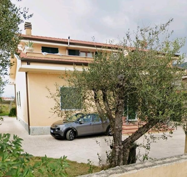 casa indipendente in vendita a Carrara in zona Avenza