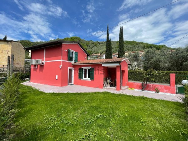 casa indipendente in vendita a Carrara