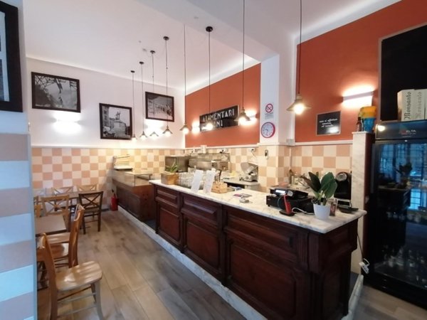 negozio in vendita a Carrara in zona Centro Città
