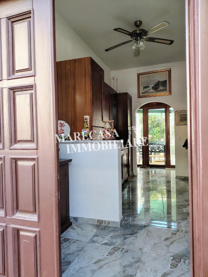 appartamento in vendita a Carrara in zona Marina di Carrara