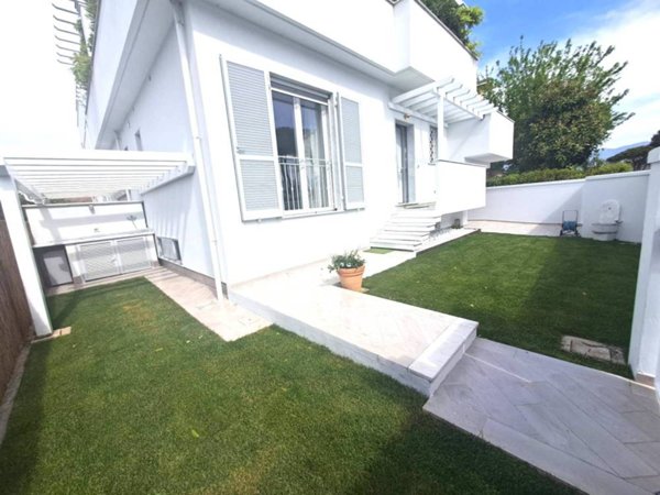 appartamento in vendita a Carrara in zona Marina di Carrara