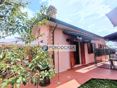 casa indipendente in vendita a Carrara