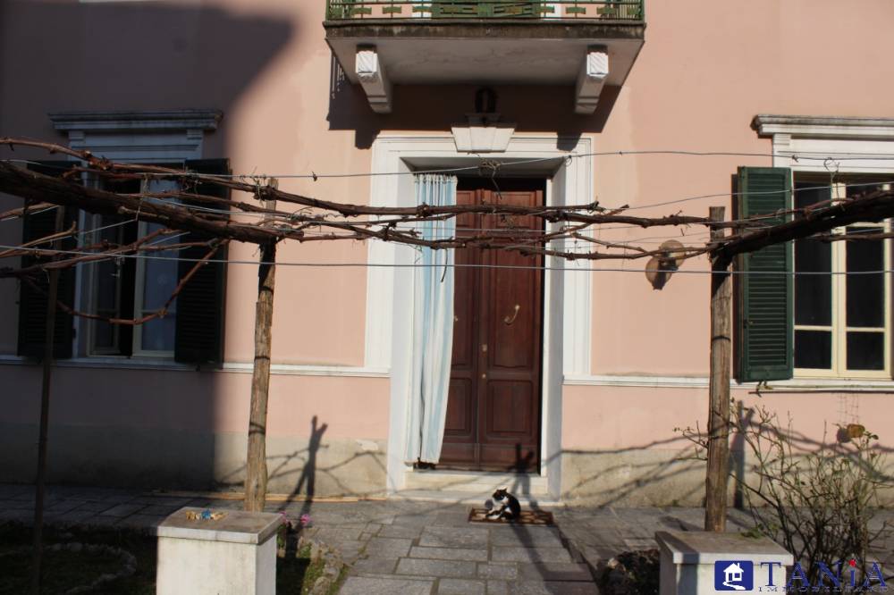 casa indipendente in vendita a Carrara