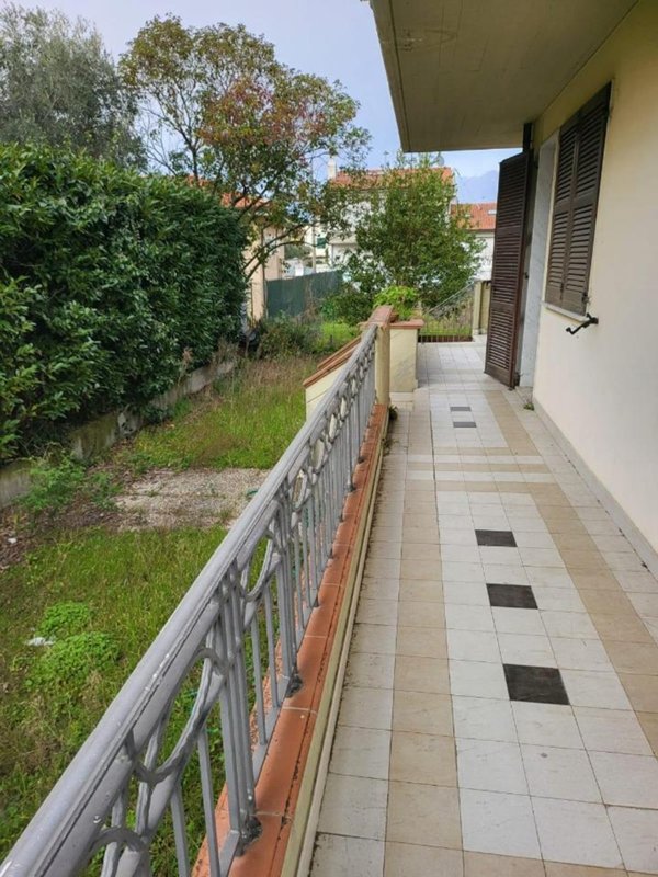 appartamento in vendita a Carrara in zona Marina di Carrara