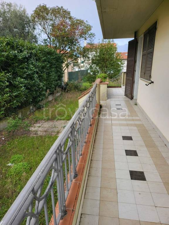 appartamento in vendita a Carrara in zona Marina di Carrara