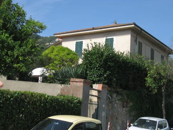 casa semindipendente in vendita a Carrara in zona Fossola