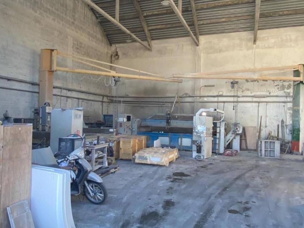 locale commerciale in vendita a Carrara in zona Avenza