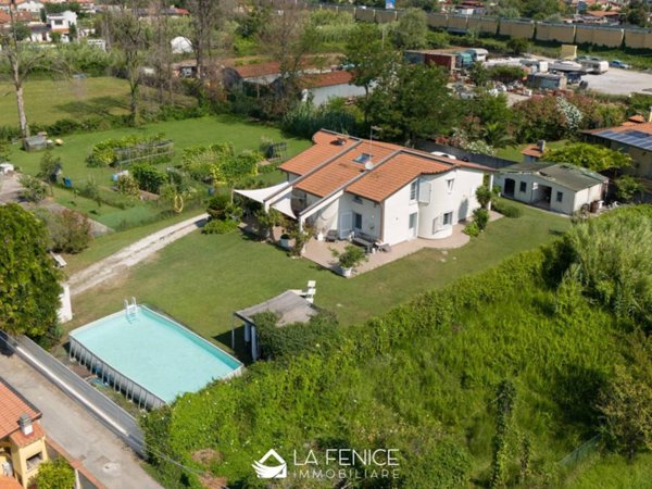 casa indipendente in vendita a Carrara in zona Marina di Carrara