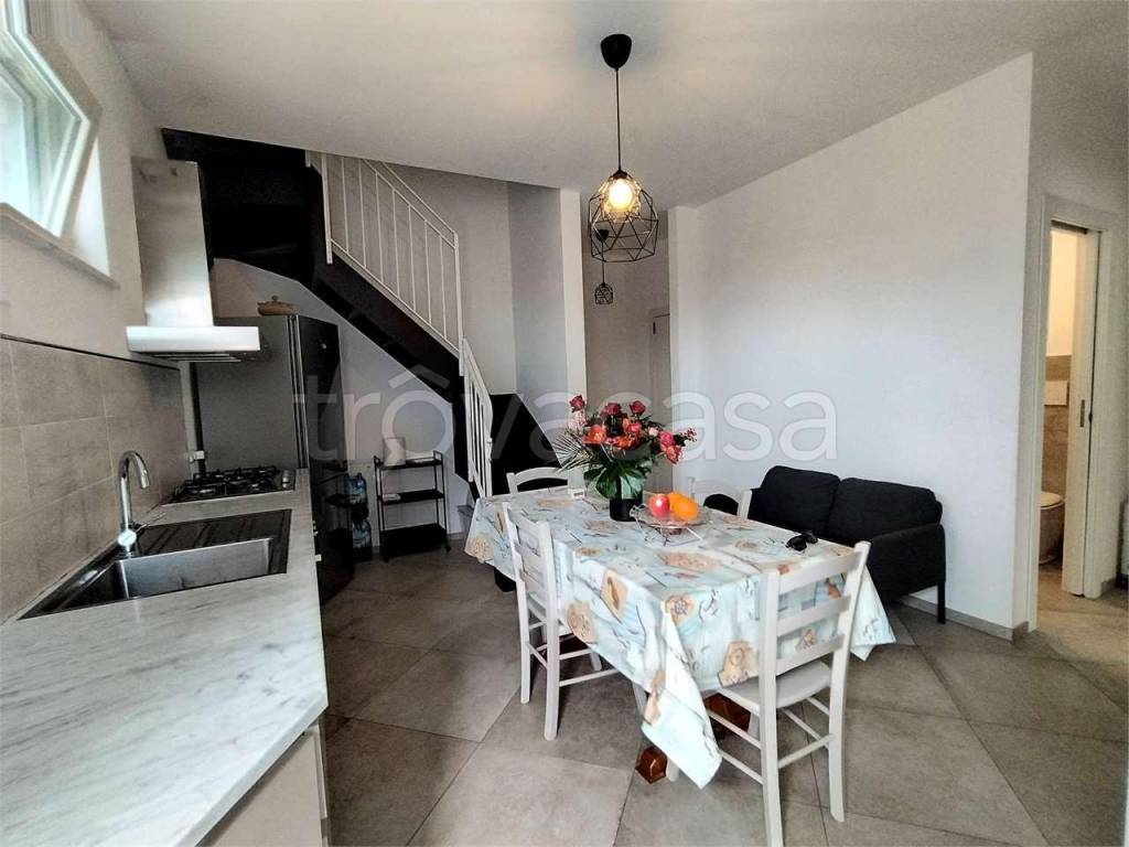 appartamento in vendita a Carrara in zona Marina di Carrara