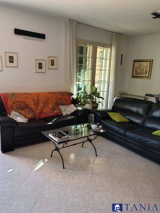 casa indipendente in vendita a Carrara in zona Avenza