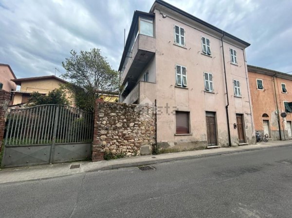 casa indipendente in vendita a Carrara in zona Avenza