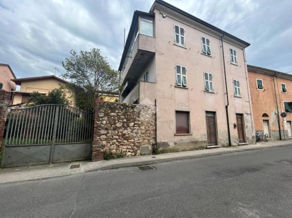 casa indipendente in vendita a Carrara in zona Avenza