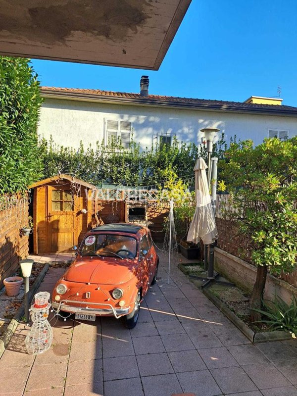 appartamento in vendita a Carrara in zona Avenza