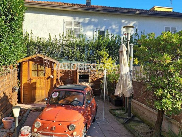 appartamento in vendita a Carrara in zona Avenza