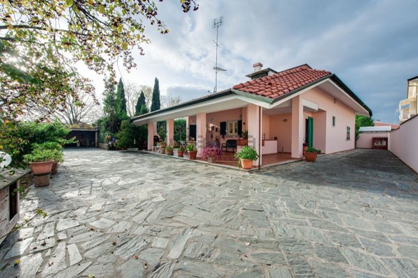 casa indipendente in vendita a Carrara in zona Marina di Carrara