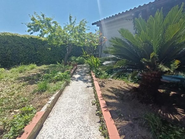 casa indipendente in vendita a Carrara in zona Marina di Carrara