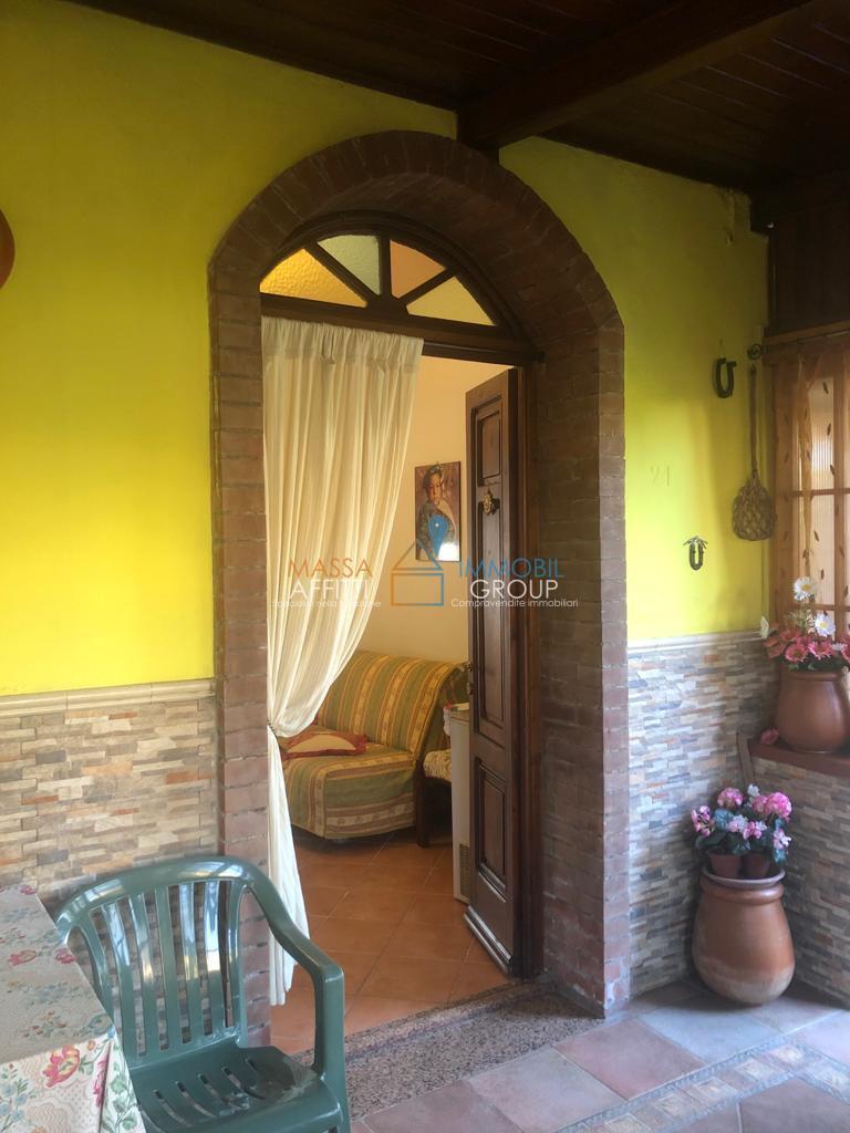 casa indipendente in vendita a Carrara in zona Avenza