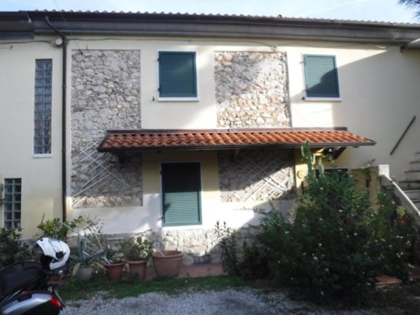 appartamento in vendita a Carrara in zona Avenza