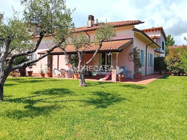 casa indipendente in vendita a Carrara in zona Avenza