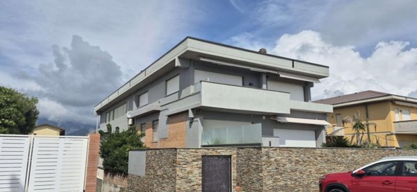 appartamento in vendita a Carrara in zona Marina di Carrara