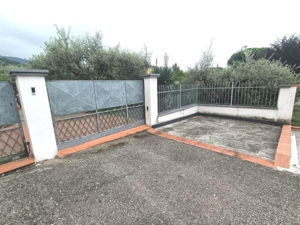 casa indipendente in vendita a Carrara in zona Bonascola