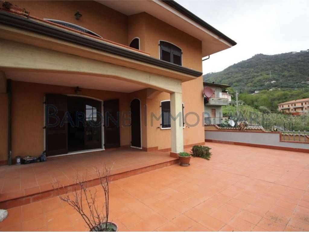 casa indipendente in vendita a Carrara in zona Fossola