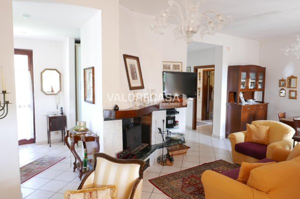 casa indipendente in vendita a Carrara in zona Fontia