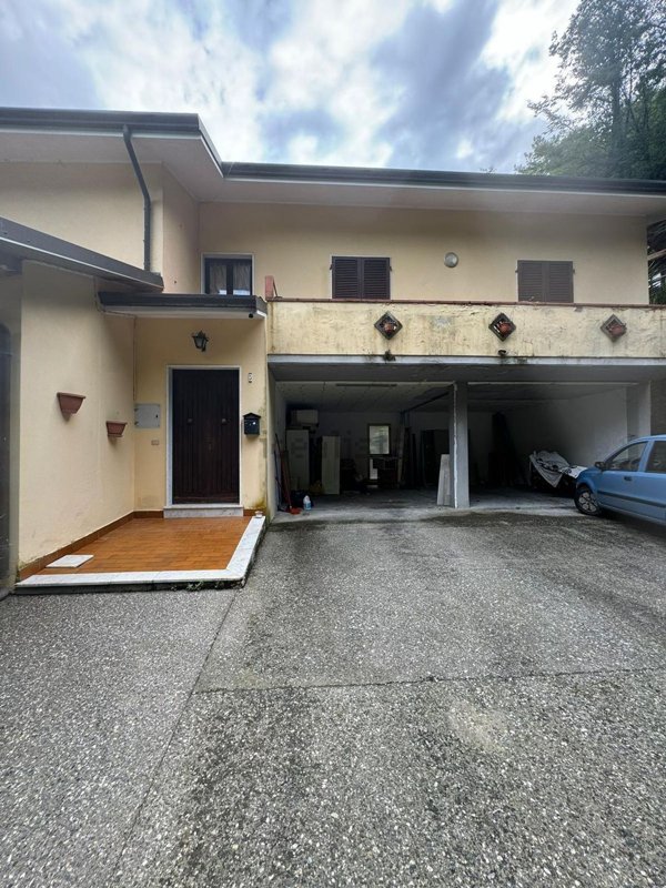 appartamento in vendita a Carrara in zona Codena