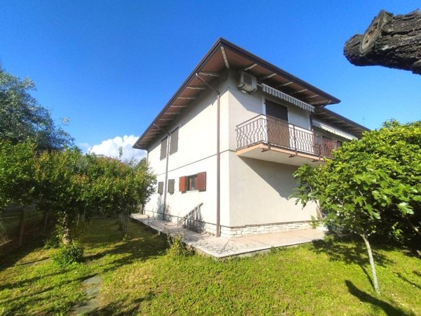 casa indipendente in vendita a Carrara in zona Marasio